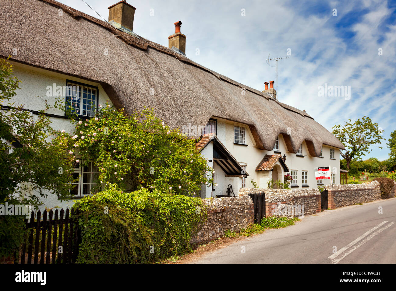Maison jumelée anglaise, propriété, cottage de chaume à vendre, Angleterre Royaume-Uni Banque D'Images Maison jumelée anglaise, propriété, cottage de chaume à vendre, Angleterre Royaume-Uni Banque D'Images