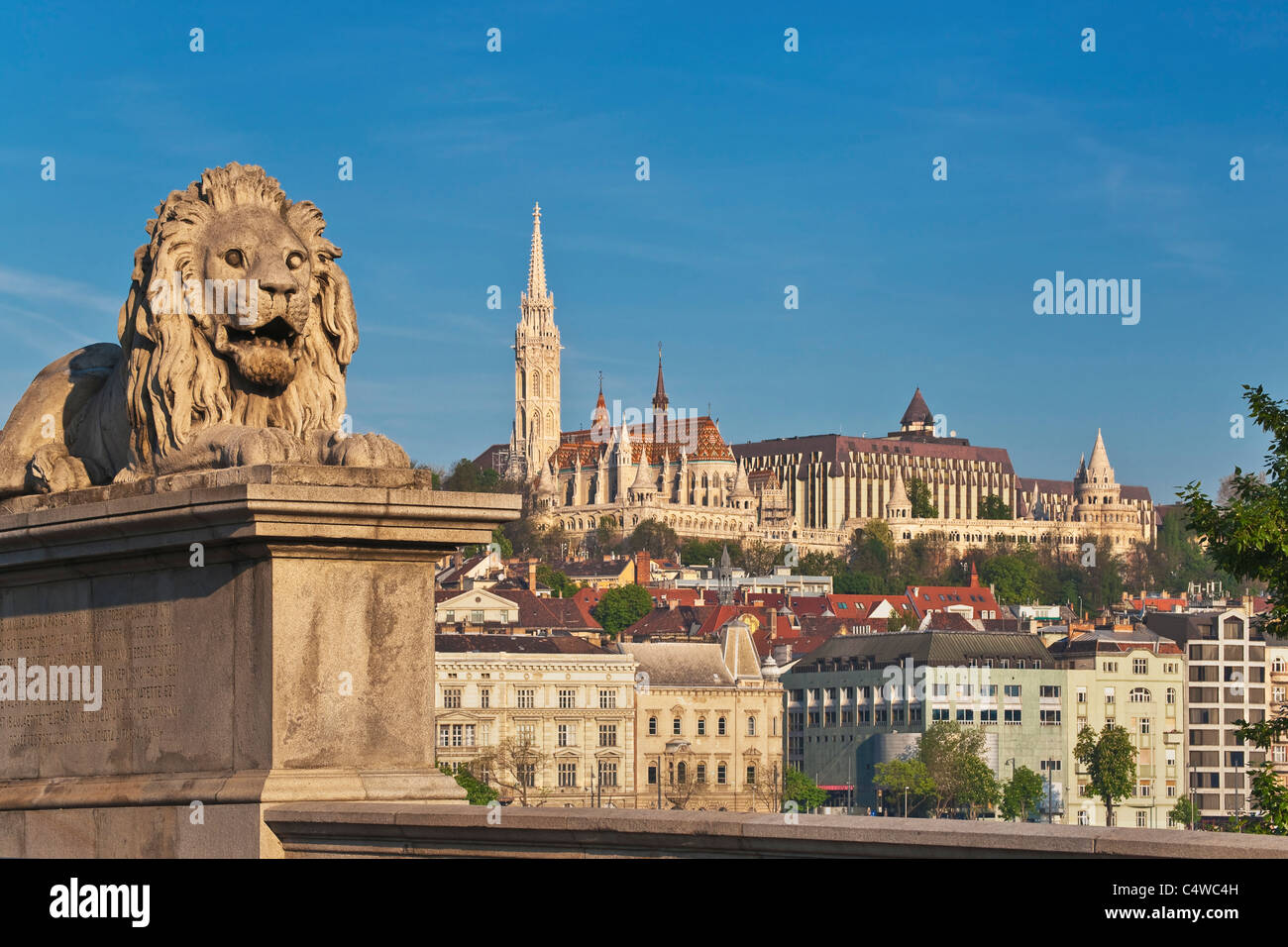 Vue de la place Szechenyi Lanchid Pont des Chaînes du Bastion des Pêcheurs. Sur le côté gauche est l'église Matthias, Budapest, Hongrie Banque D'Images