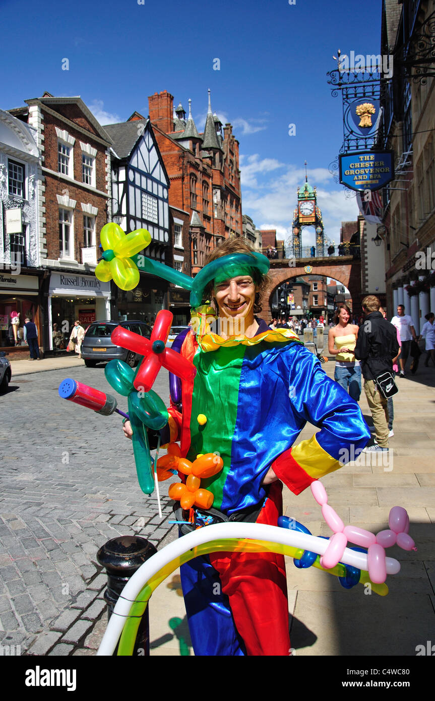 Ballon de l'enfant artiste dans Eastgate Street, Chester, Cheshire, Angleterre, Royaume-Uni Banque D'Images