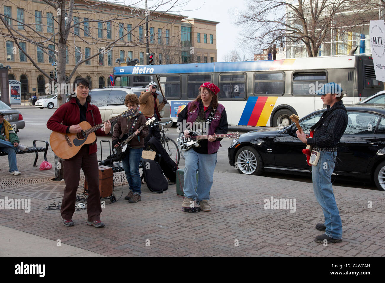 Des musiciens de rue d'effectuer du travail à protester. Madison, Wisconsin. Banque D'Images