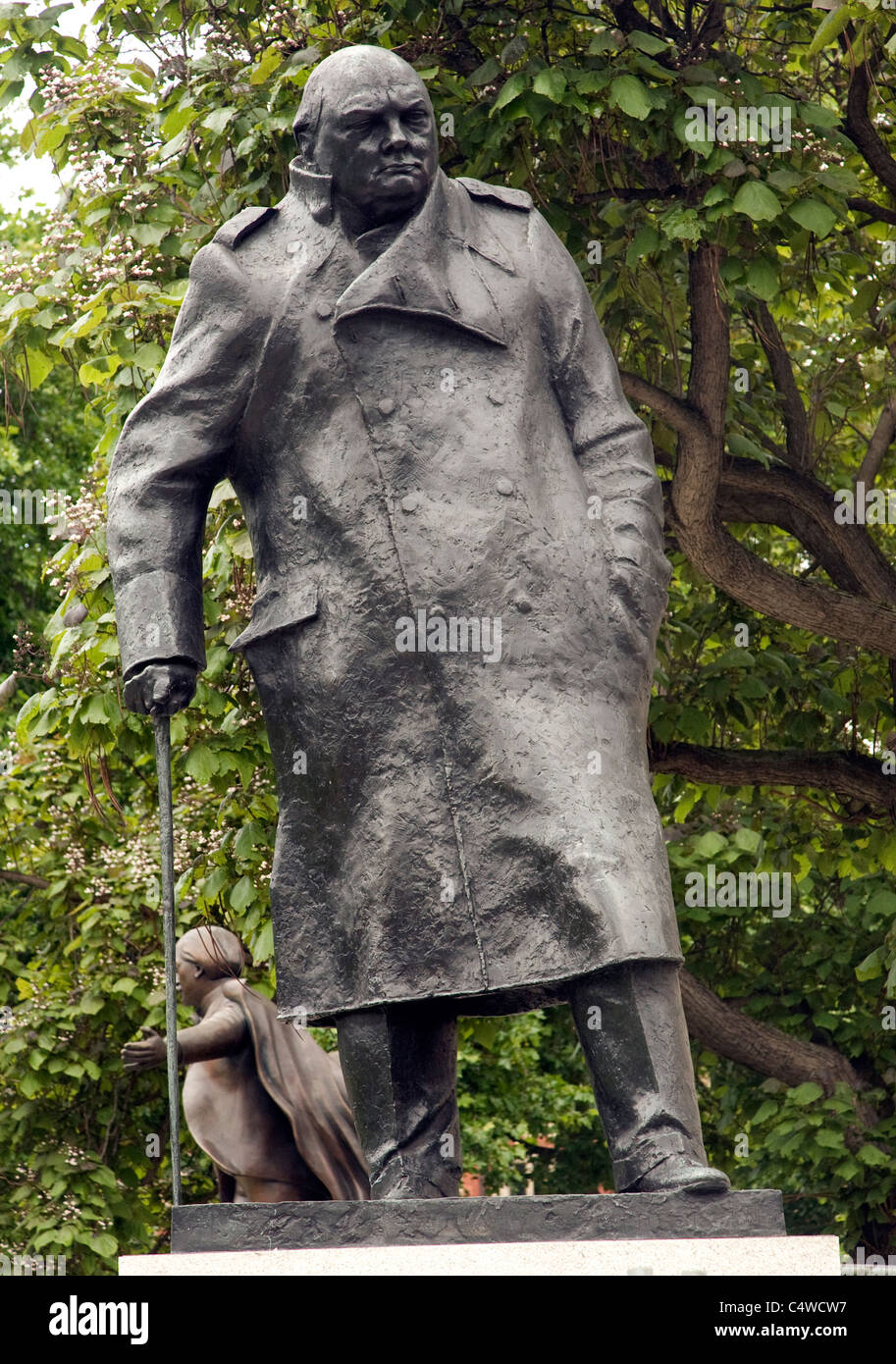 Statue de Winston Churchill avec Lloyd George, dans l'arrière-plan, la place du Parlement, Westminster, Londres Banque D'Images