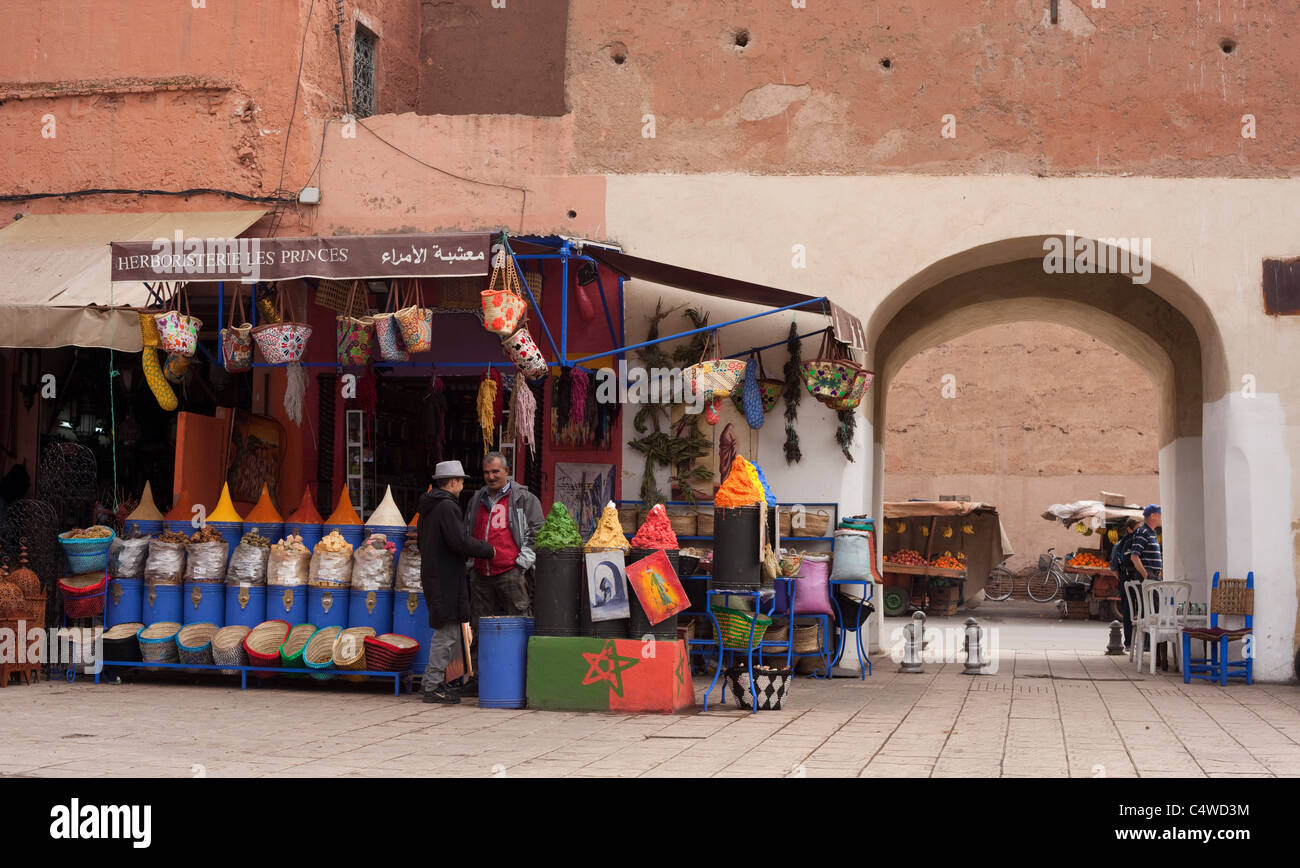 Un étal d'épices près de la médina les remparts de la ville. Marrakech, Maroc. Banque D'Images