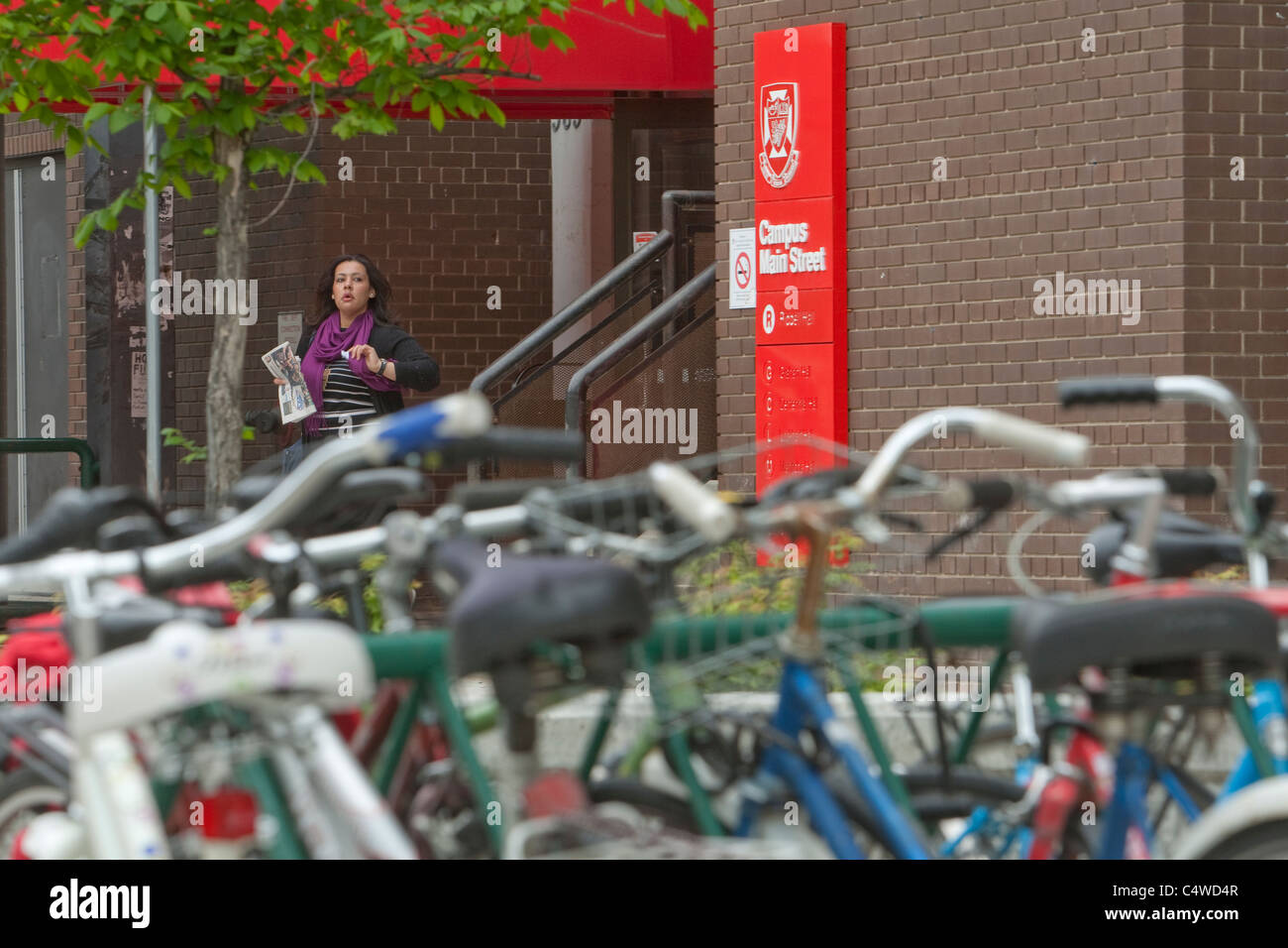 Un rack plein de vélos est représenté à l'Université de Winnipeg Banque D'Images