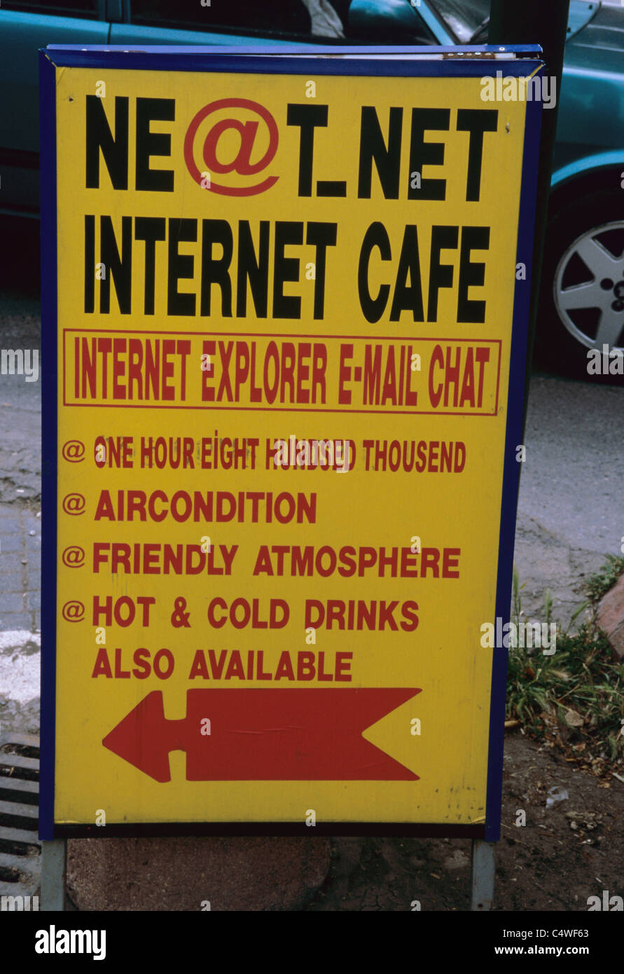 Internet café signe avec les prix lire turque, au printemps 2000, Istanbul, Turquie 000531 2321 Banque D'Images