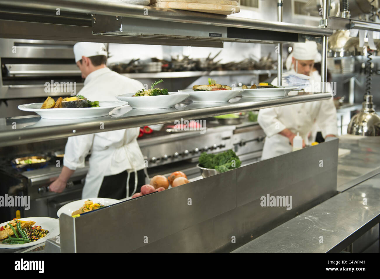 USA,l'État de New York,New York,Chefs preparing food in kitchen Banque D'Images