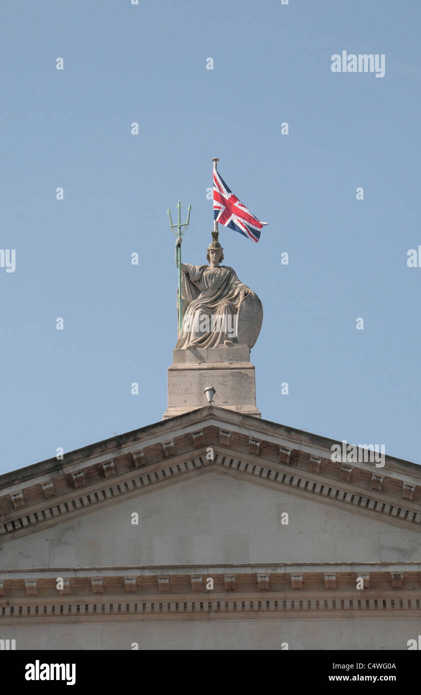 Statue de Britannia et de l'Union, sur le dessus de la façade principale de la Tate Britain, à Millbank, Londres, Royaume-Uni. Banque D'Images