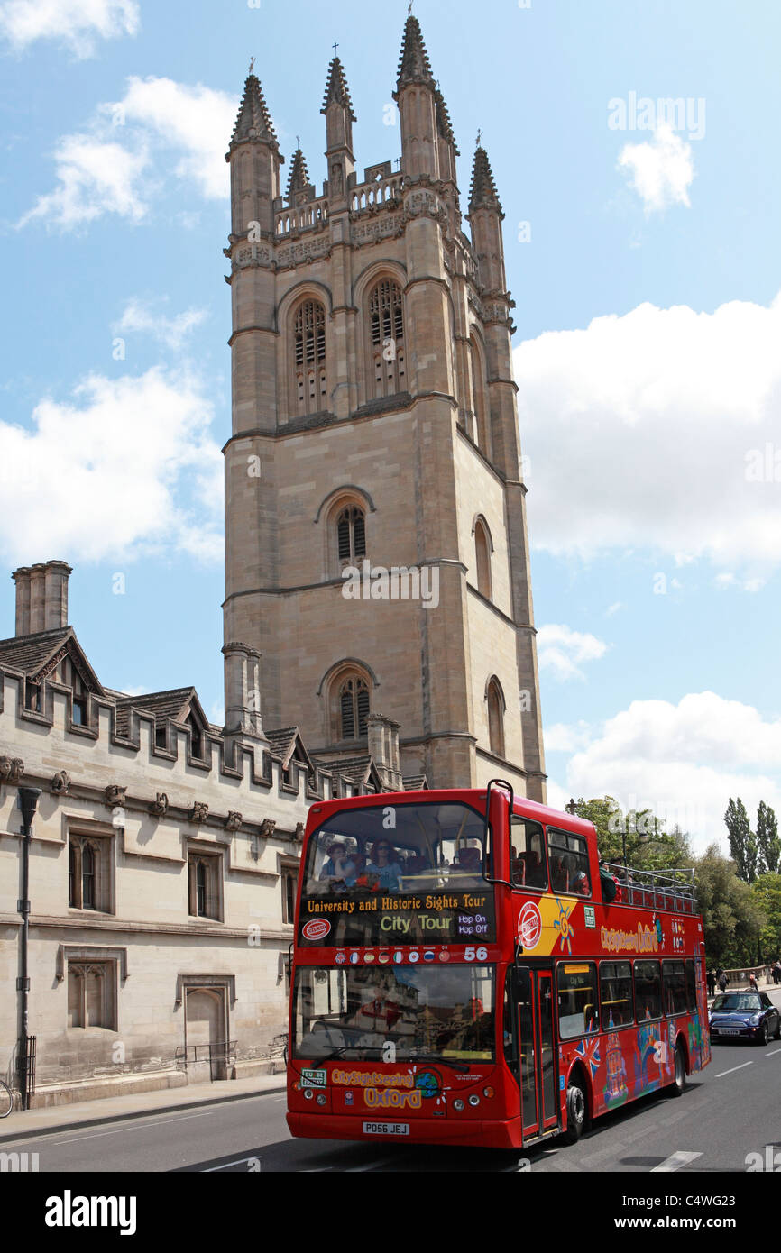 Un bus à impériale rouge offre aux touristes des visites guidées dans la cit de l'université d'Oxford, en Angleterre. Banque D'Images