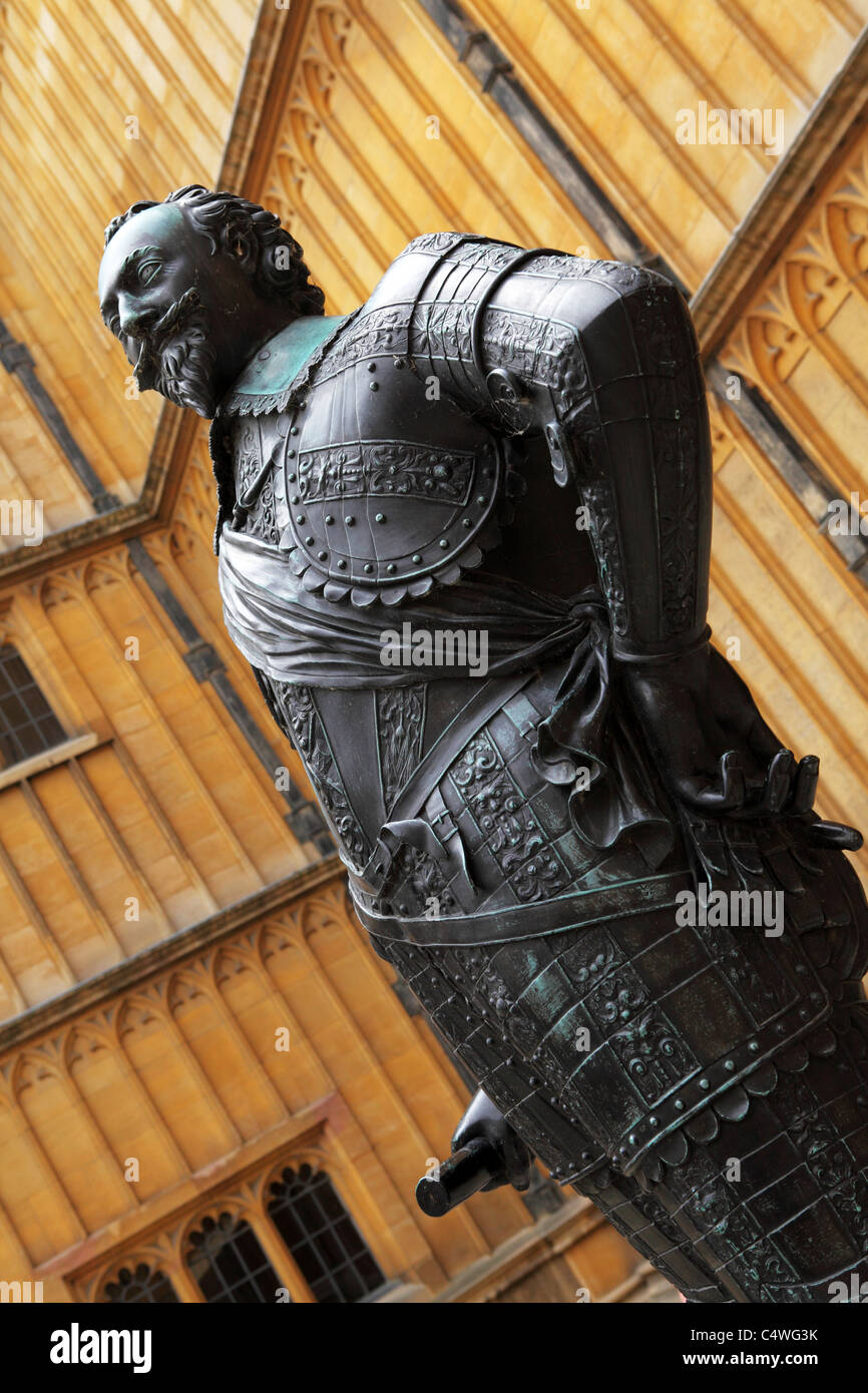 Statue du Comte de Pembroke, au sein de l'ancienne école Quadrangle à la Bodleian Library à Oxford, Angleterre. Banque D'Images