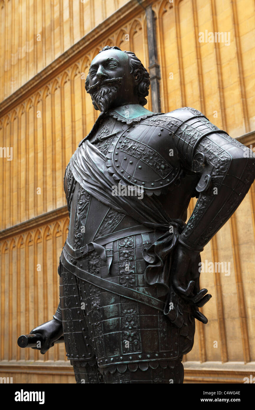 Le comte de Pembroke, statue dans un délai de l'ancienne école Quadrangle à la Bodleian Library à Oxford, Angleterre. Banque D'Images