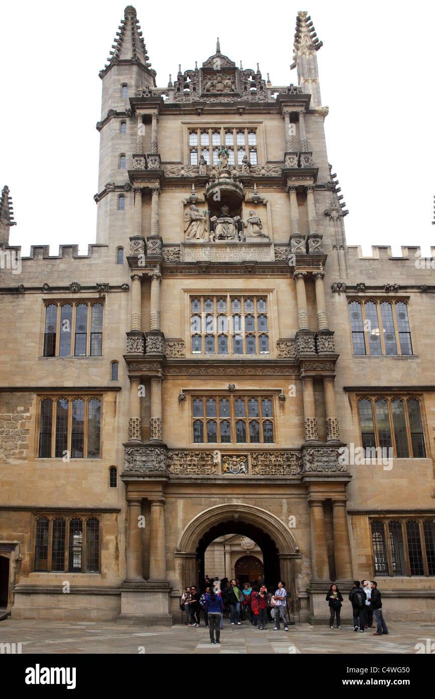 Les touristes jeter un oeil à l'ancienne école Quadrangle à la Bodleian Library à Oxford, Angleterre. Banque D'Images