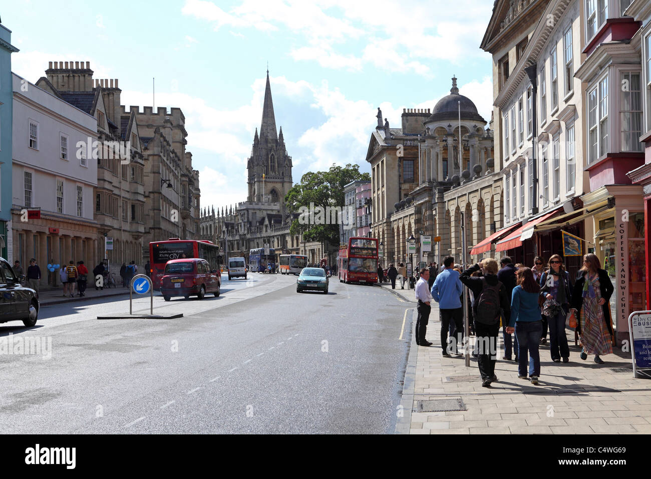 Les acheteurs, les touristes et les étudiants sur la High Street à Oxford, Angleterre. Banque D'Images