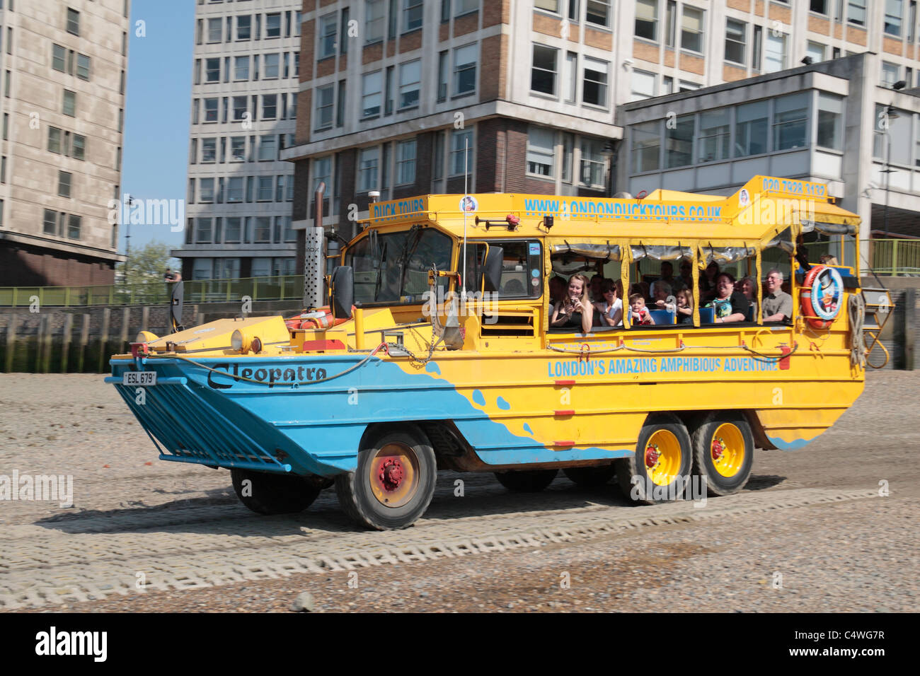 Amphibious bus Banque de photographies et d’images à haute résolution ...