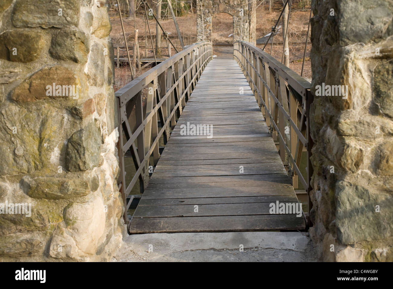 Pont suspendu de Memorial à Stockbridge Massachusetts mène à la Tour de Laura et la glace Glen. Banque D'Images
