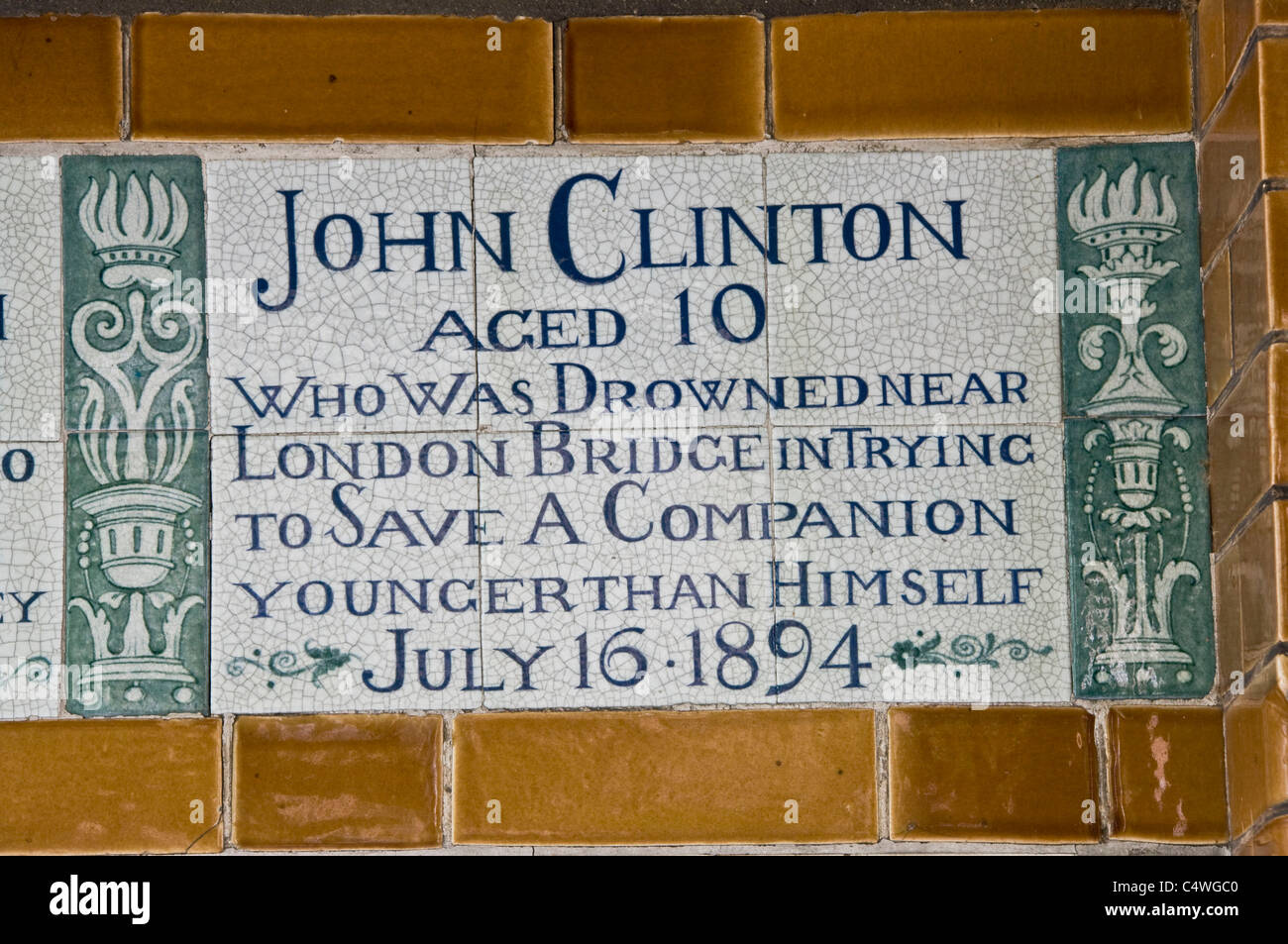 Postman's Park CE1 des plaques en céramique de memorial victorien auto sacrifice héroïque de London City de Londres Angleterre Europe Banque D'Images