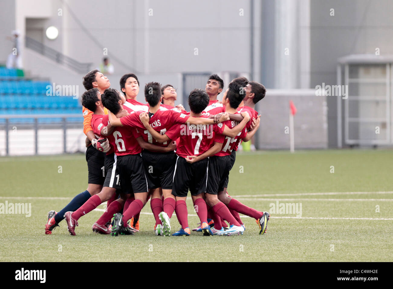 Singapour U16 joueurs dans un groupe huddle avant leur demi-finale de la 23e Coupe du Lion City Canon Banque D'Images Singapour U16 joueurs dans un groupe huddle avant leur demi-finale de la 23e Coupe du Lion City Canon Banque D'Images