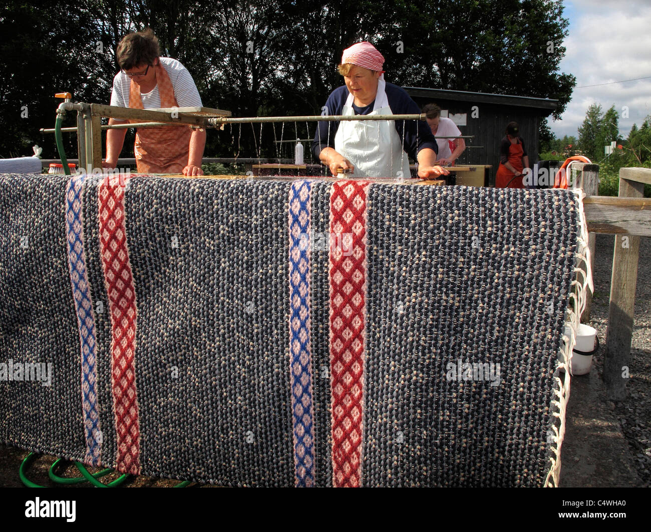 Scandinavie ménagère finlandais tapis nettoyage installation en plein air  Photo Stock - Alamy