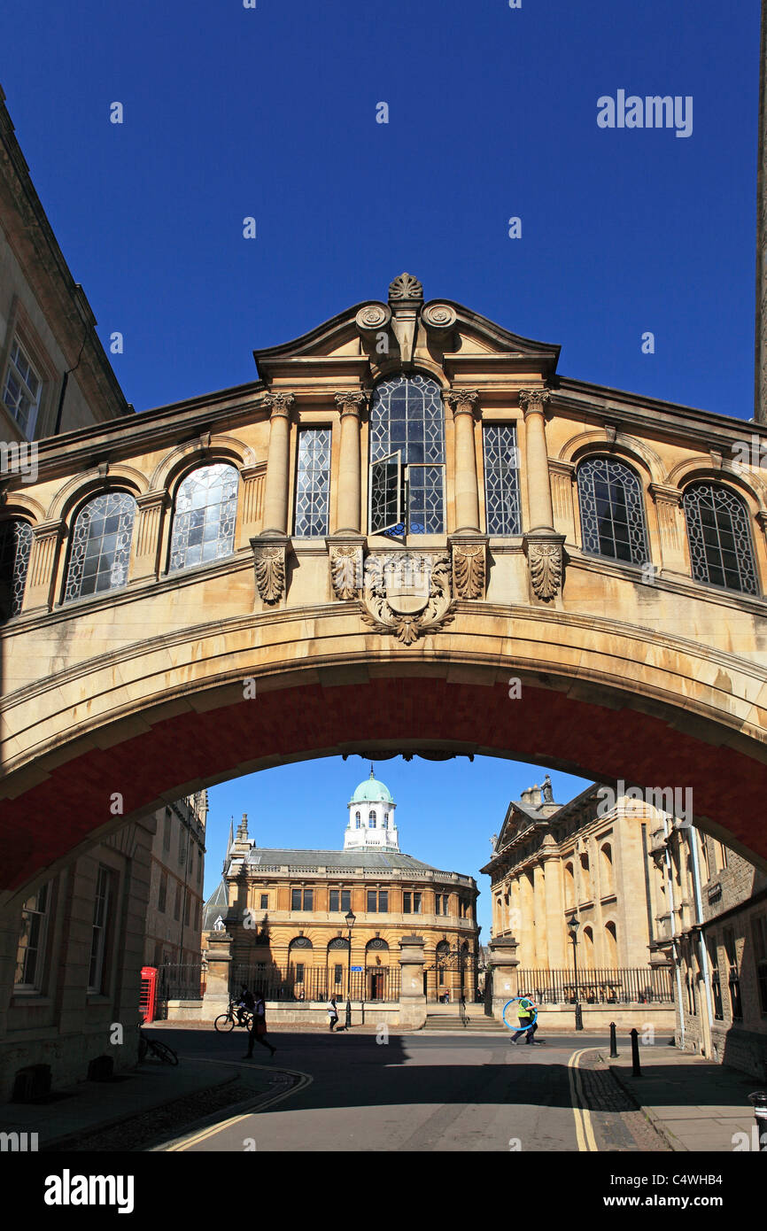 Le pont des soupirs s'exécute sur New College, à Oxford, Angleterre. Banque D'Images