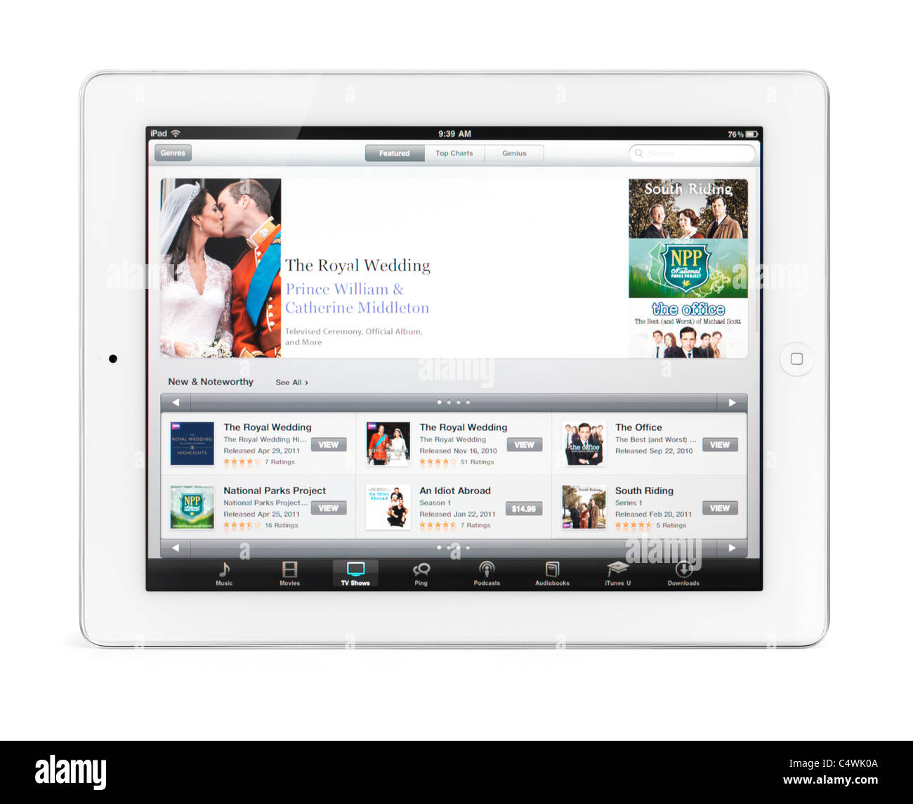 Tablette Apple iPad 2 ordinateur avec iTunes des émissions de télévision avec le mariage royal sur son afficheur. Isolé sur fond blanc. Banque D'Images