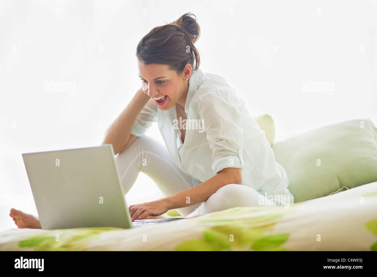 Young attractive woman using laptop Banque D'Images
