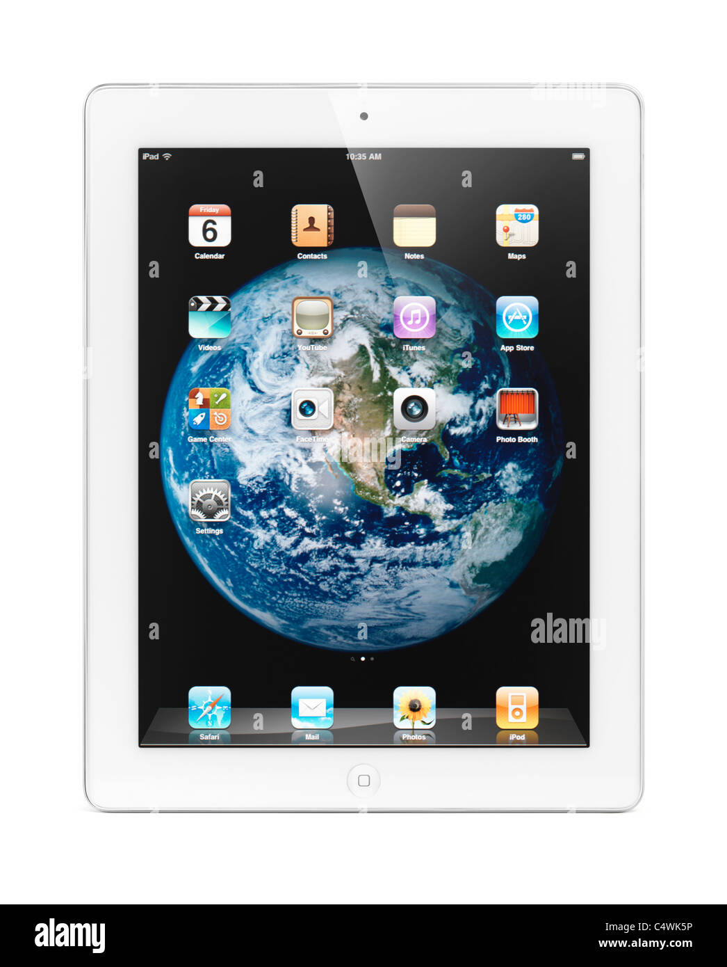 Tablette Apple iPad 2 blanc avec ordinateur de bureau globe de la Terre sur son afficheur. With clipping path isolé sur fond blanc. Banque D'Images