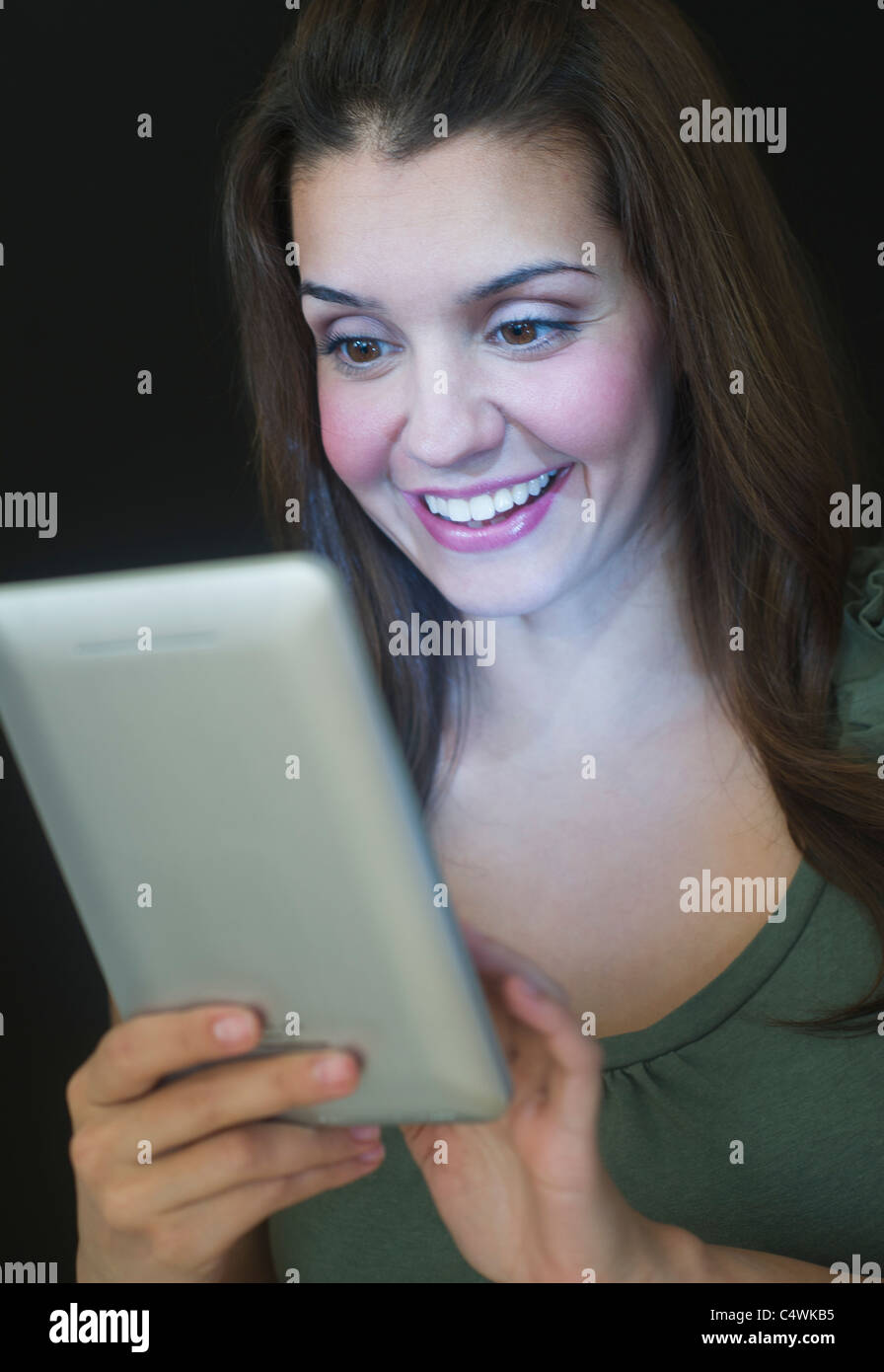 USA,New Jersey, Jersey City, young woman using digital tablet Banque D'Images
