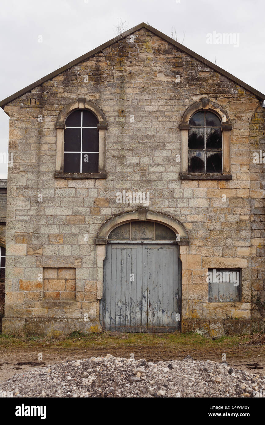 Une ancienne grange/scierie avec les caractères du visage (yeux, bouche, joues), Yorkshire du Nord Banque D'Images