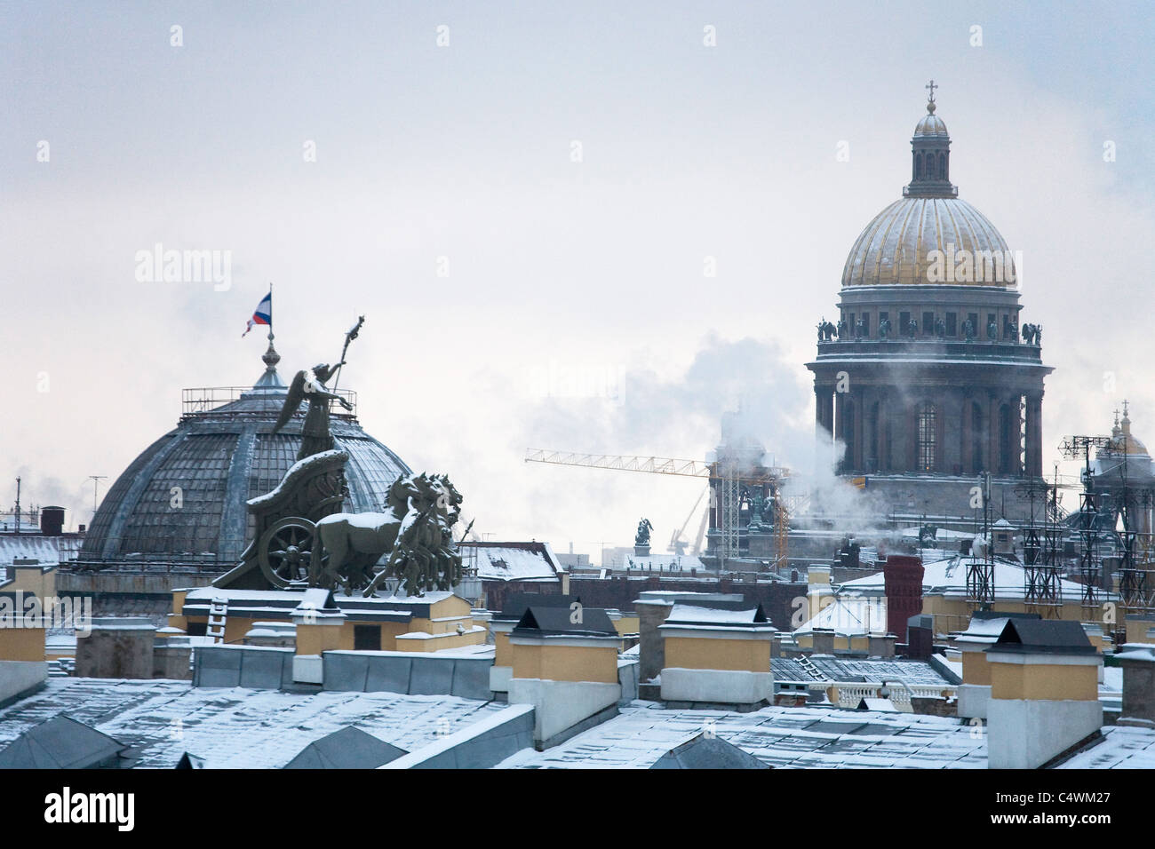 La Cathédrale St Isaac à travers les toits, les chevaux et le char-major général 'bâtiment' Saint Petersburg Russie Banque D'Images