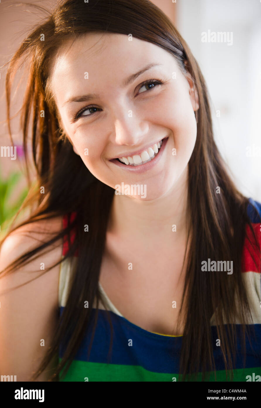 USA,New Jersey, Jersey City,Portrait of smiling young woman Banque D'Images