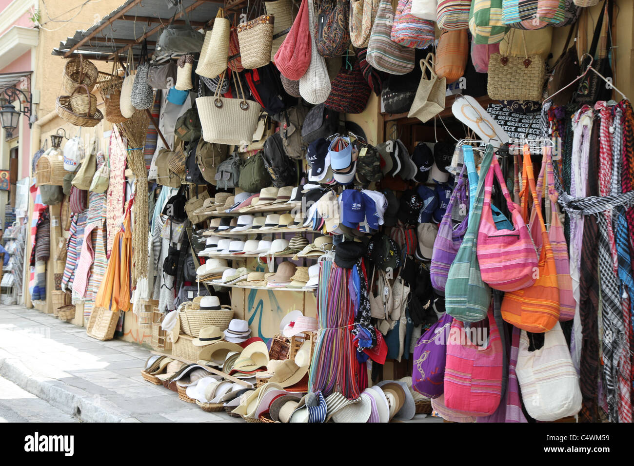 Boutique touristique à Athènes, Grèce, la vente des sacs et des chapeaux. Banque D'Images