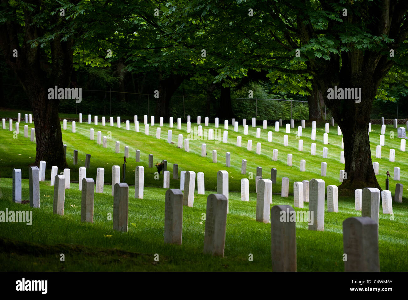 Les militaires, leurs familles, et d'employés civils de l'armée sont au repos dans les quatre-sectioned Fort Lawton cimetière. Banque D'Images