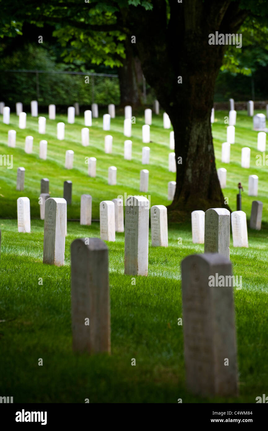 Les militaires, leurs familles, et d'employés civils de l'armée sont au repos dans les quatre-sectioned Fort Lawton cimetière. Banque D'Images