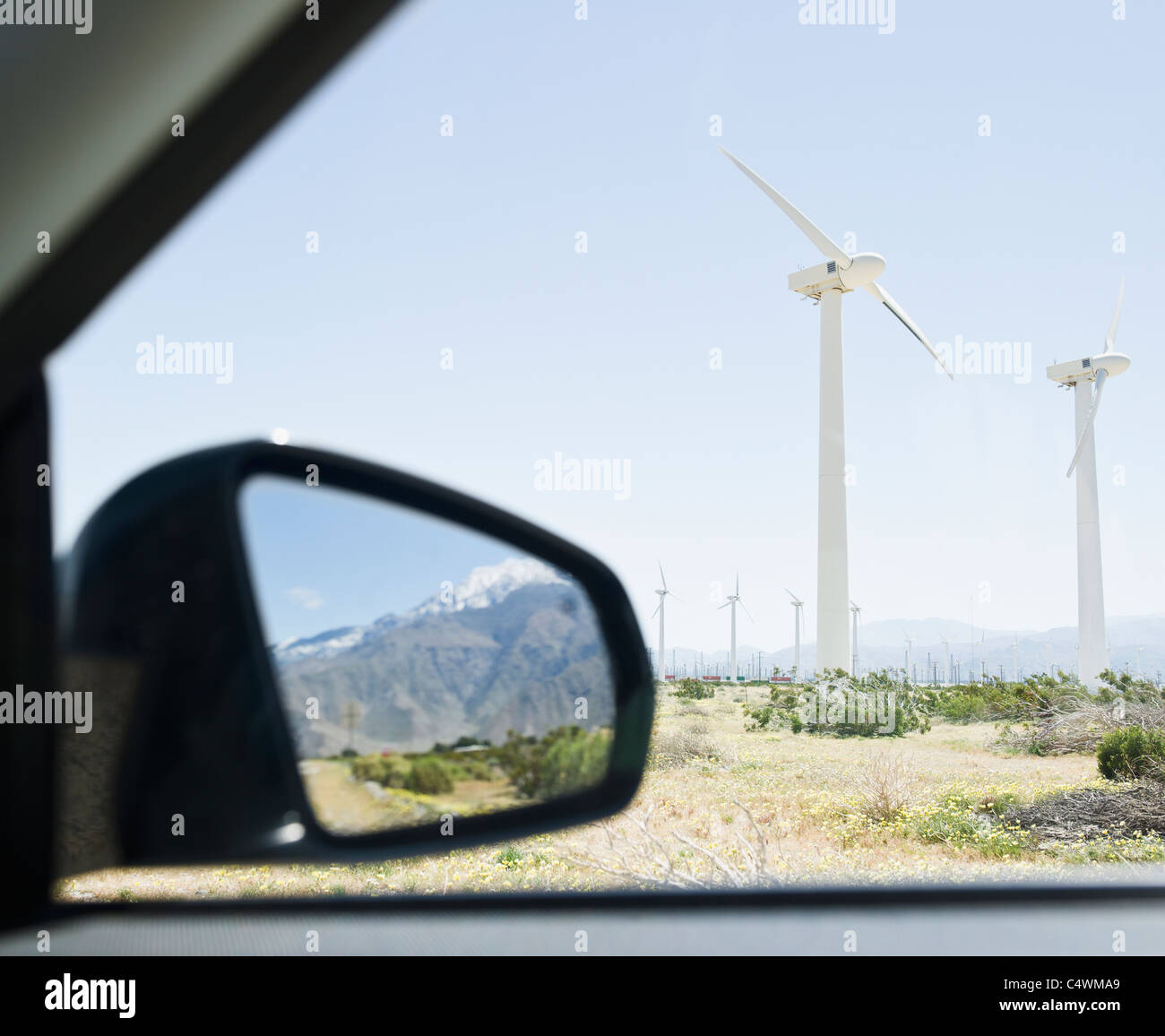 USA,Californie,Montagne,Palm Springs se reflétant dans l'arrière- rétroviseur intérieur avec les éoliennes en arrière-plan Banque D'Images