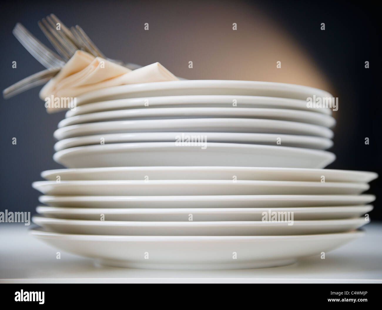 Pile d'assiettes et fourchettes, studio shot Banque D'Images