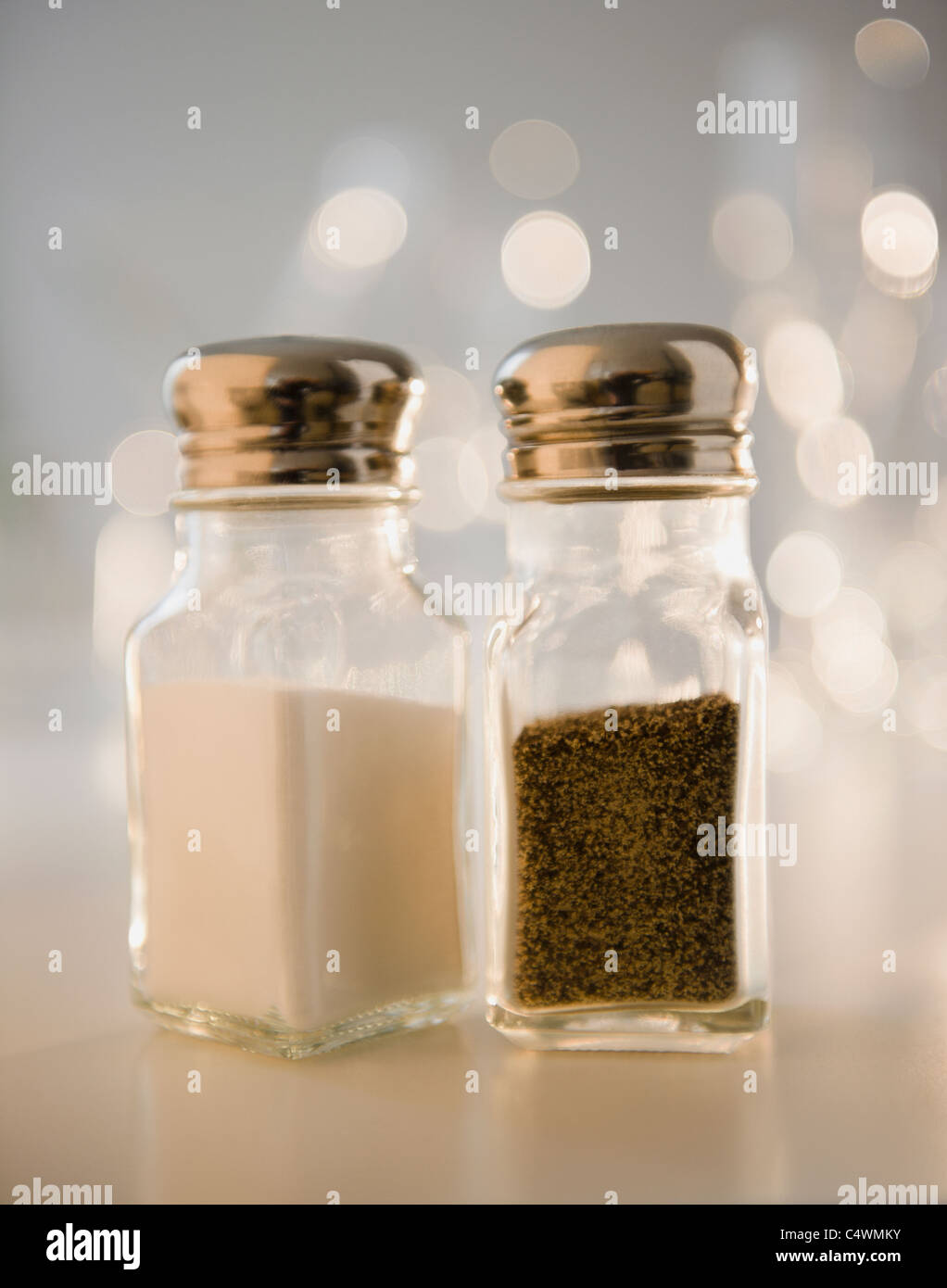 Studio shot of salt and pepper shakers Banque D'Images