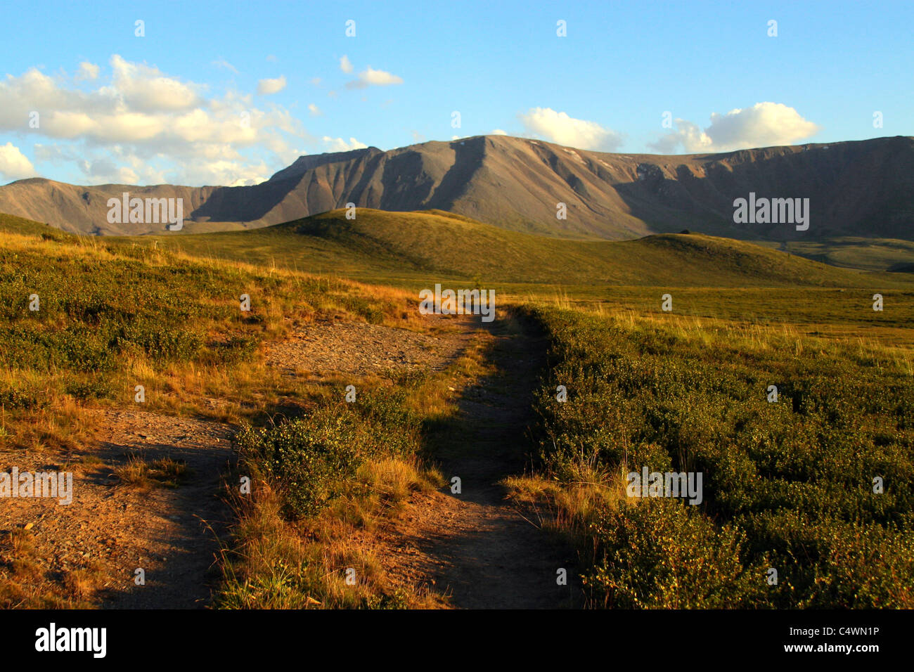 Randonnées à travers la montagne Atlai. Beau paysage. Country Road Banque D'Images