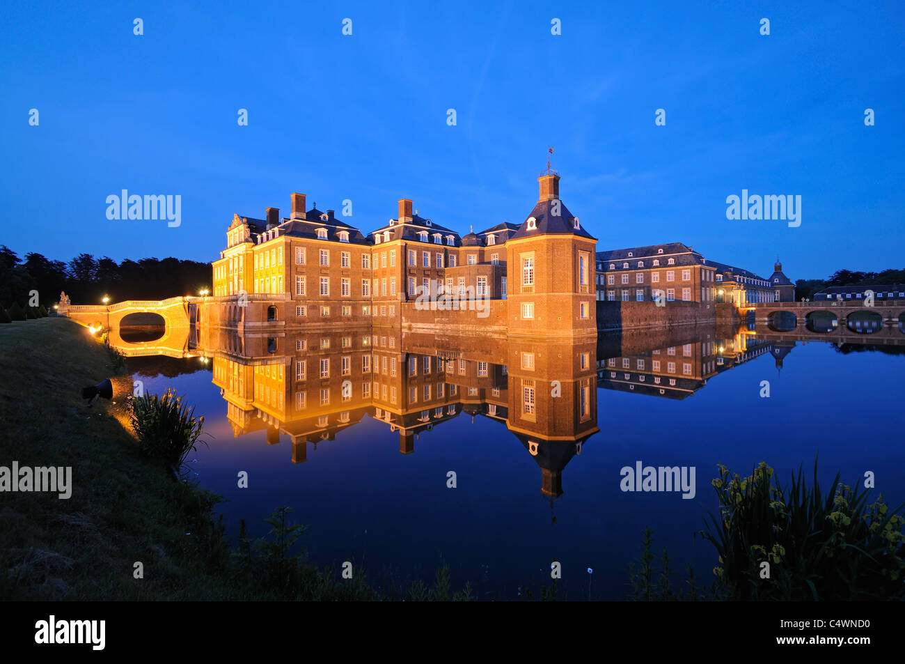 Photo de nuit de l'eau dans un grand château Nordkirchen, Westphalie, Allemagne. Banque D'Images