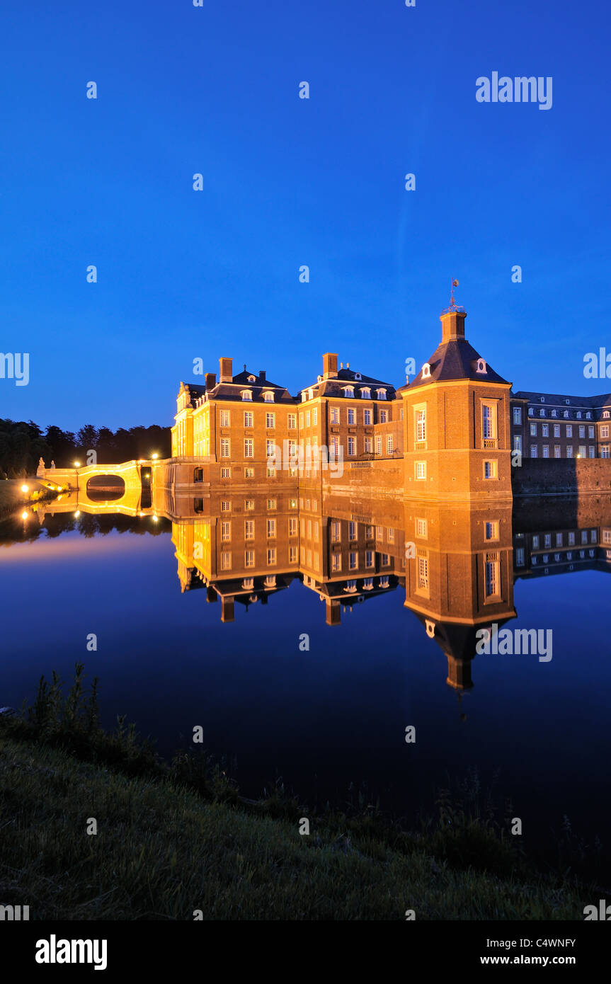 Photo de nuit de l'eau dans un grand château Nordkirchen, Westphalie, Allemagne. Banque D'Images