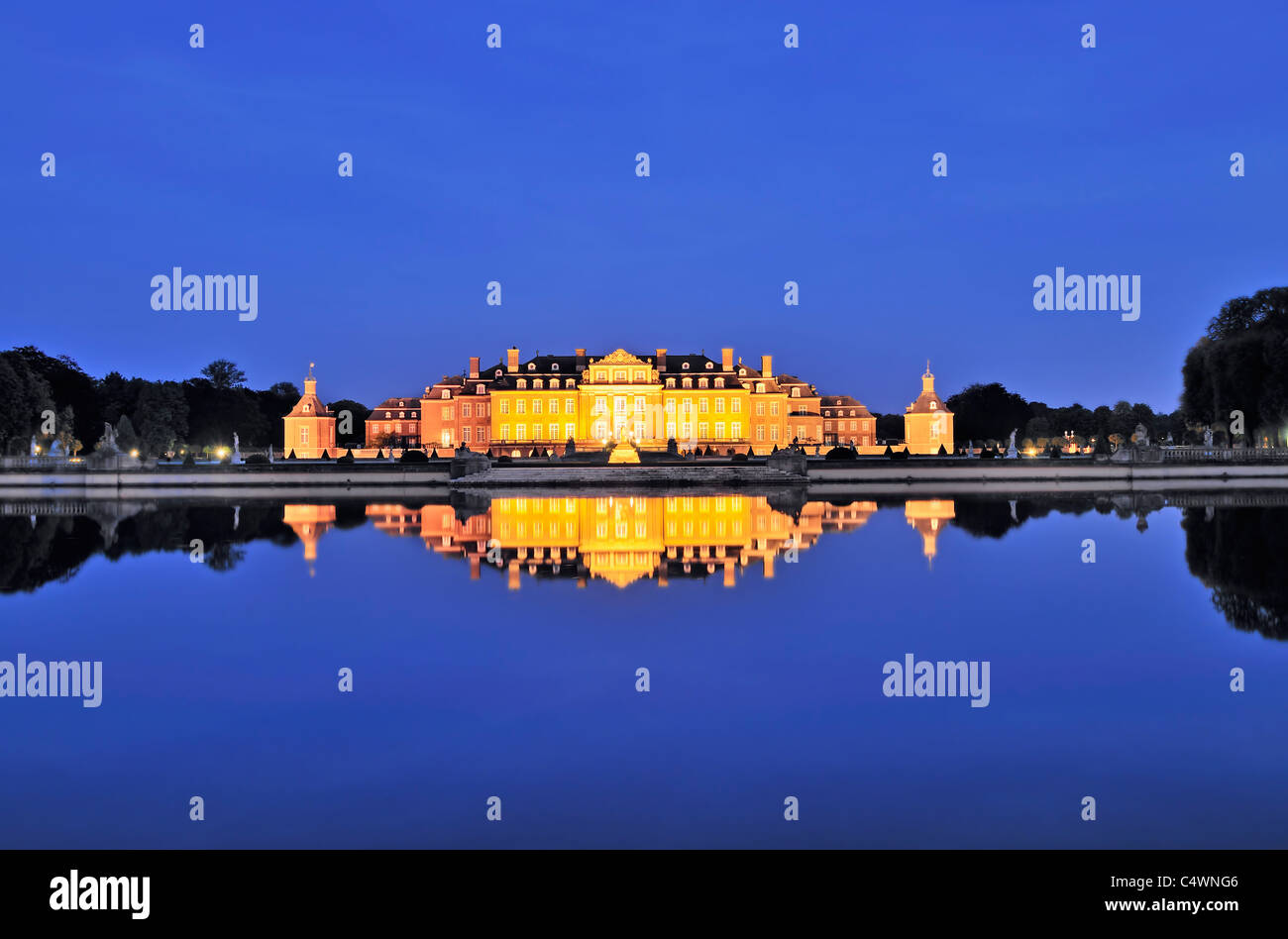 Photo de nuit du grand château d'eau en Westphalie, Allemagne, Nordkirchen. Banque D'Images