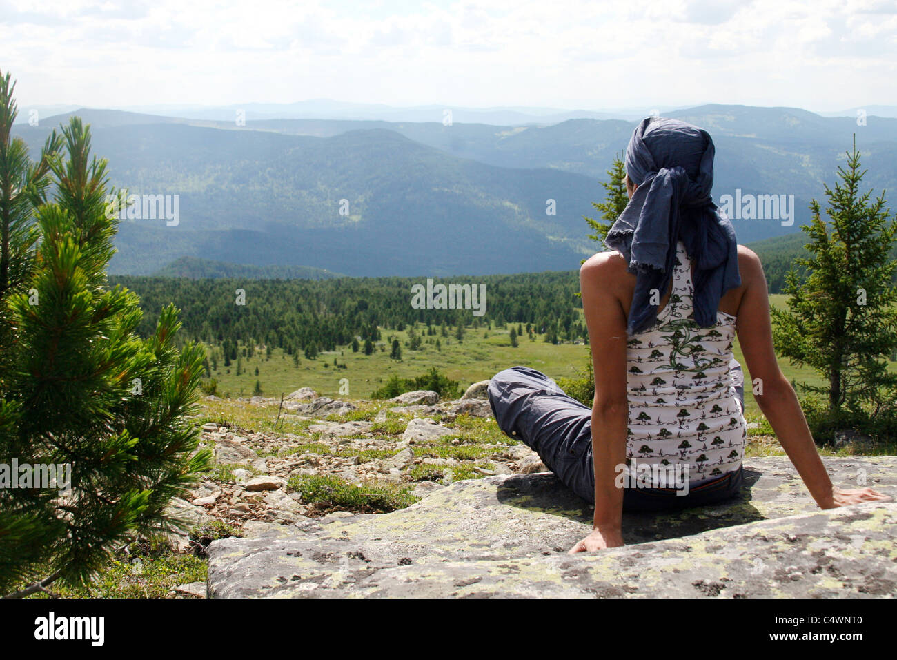 Jeune femme se reposant avec une vue sur la montagne de l'Altaï Banque D'Images