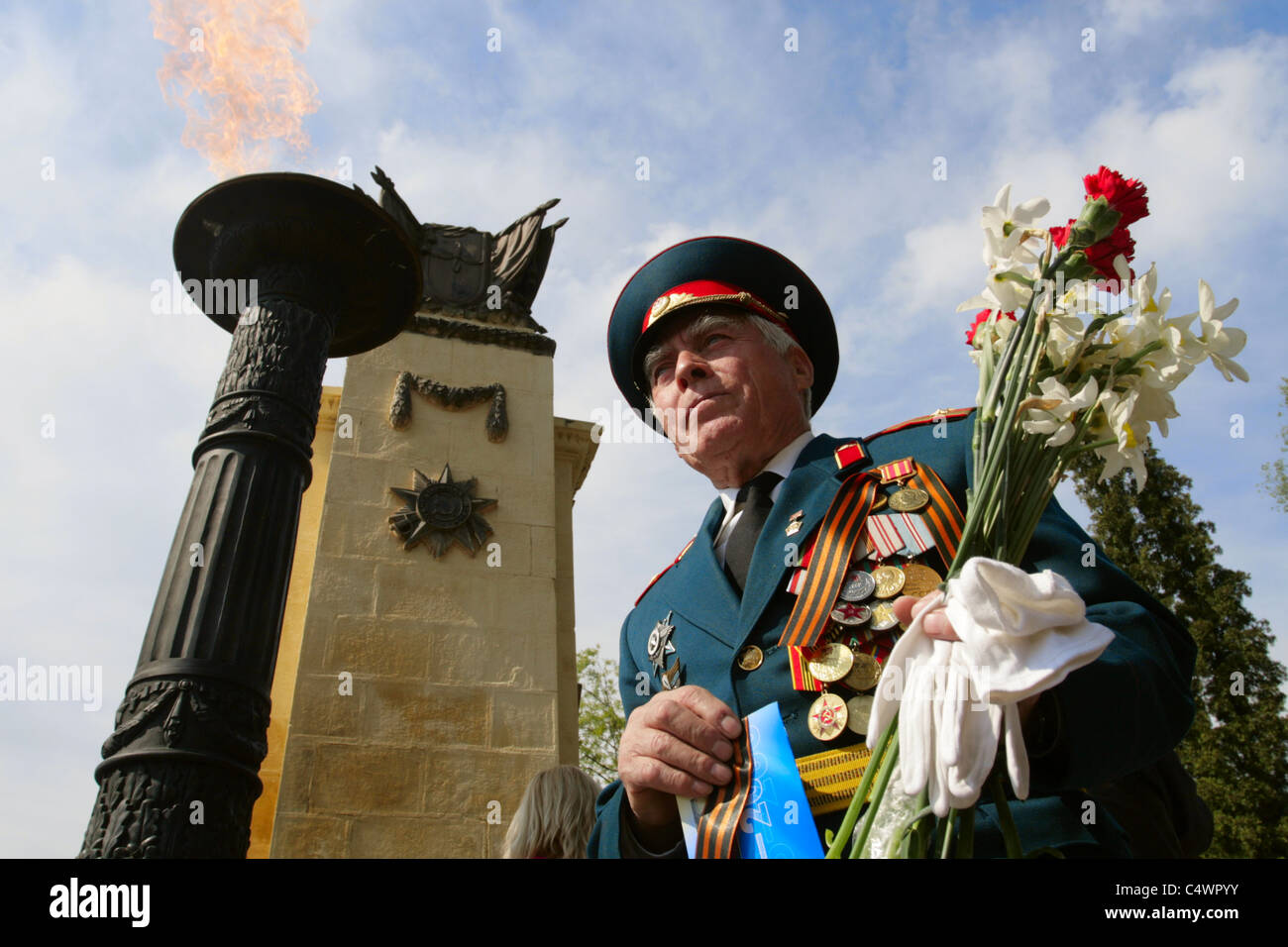 Les anciens combattants de la Seconde Guerre mondiale avec des fleurs à la célébration de la Victoire à Lviv, Ukraine Banque D'Images
