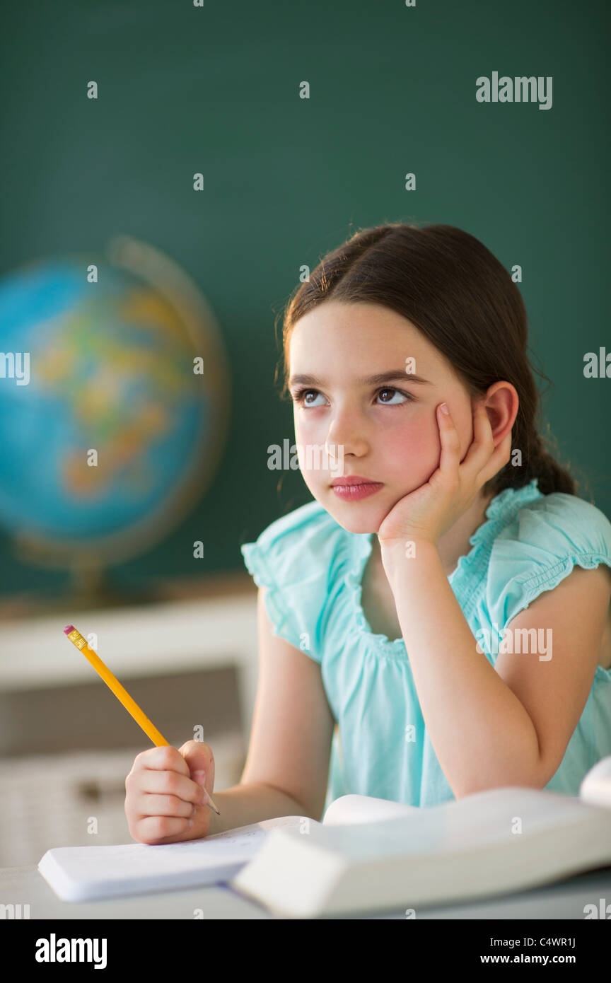 USA,New Jersey, Jersey City,lycéenne (8-9) reading book Banque D'Images