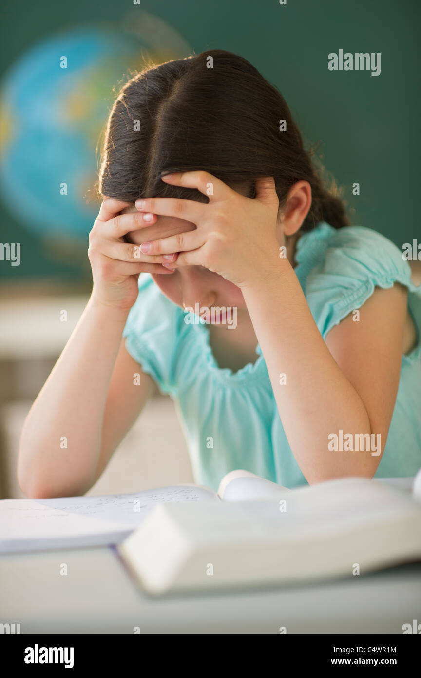 USA,New Jersey, Jersey City,lycéenne (8-9) reading book Banque D'Images