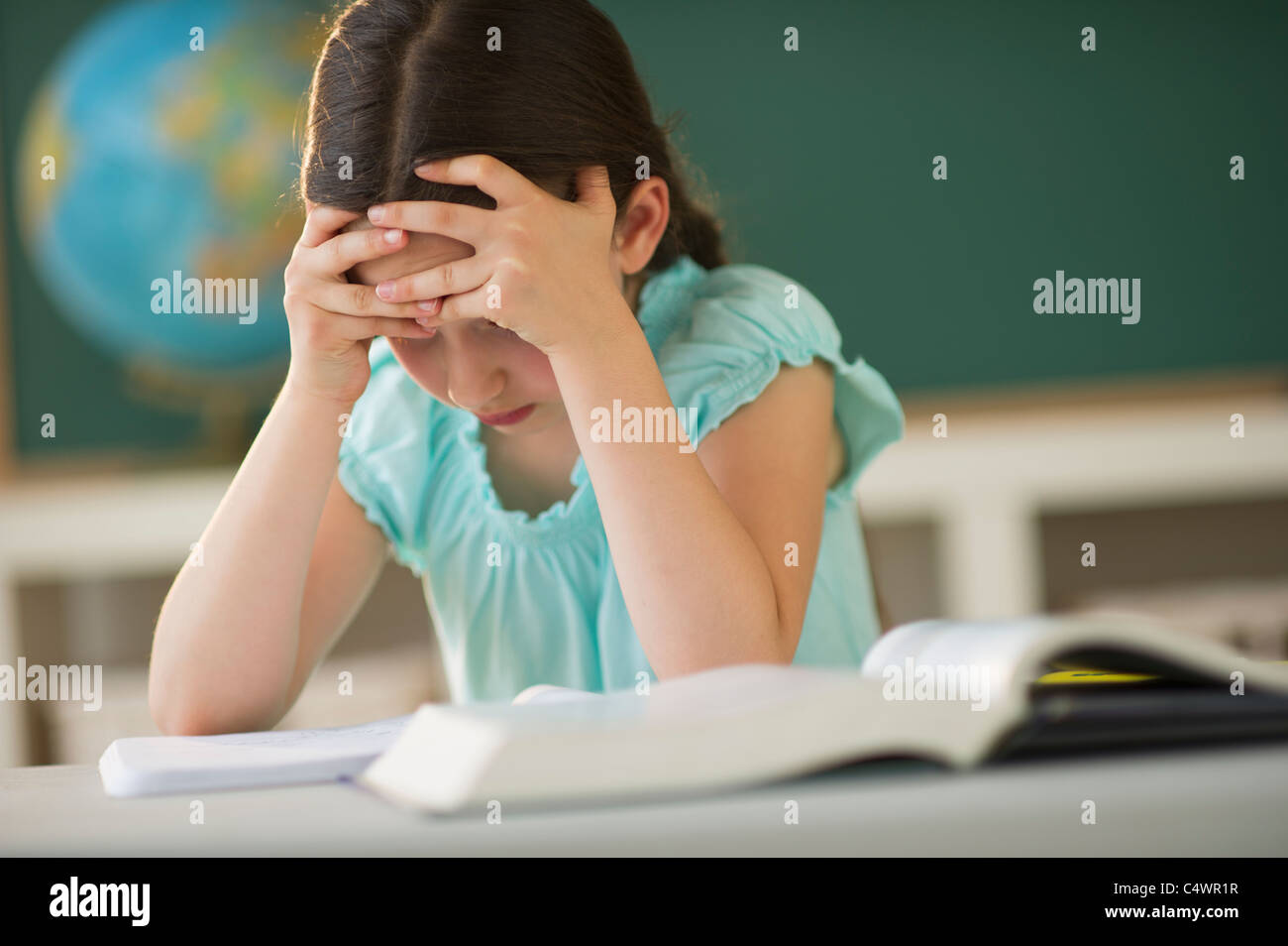 USA,New Jersey, Jersey City,lycéenne (8-9) reading book Banque D'Images