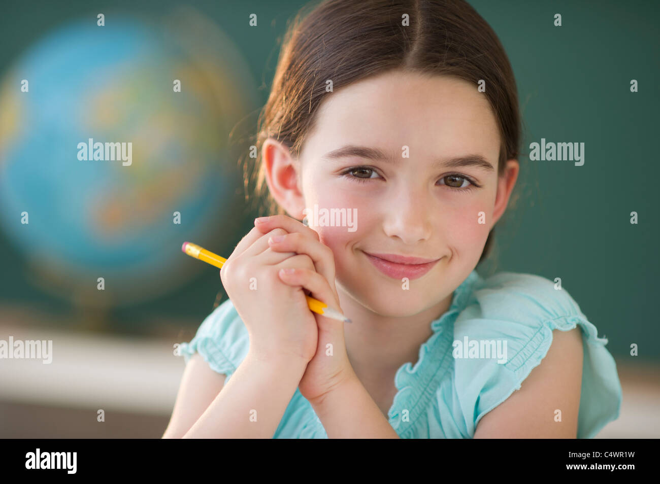 USA,New Jersey, Jersey City,Portrait of Girl (8-9) holding pencil Banque D'Images