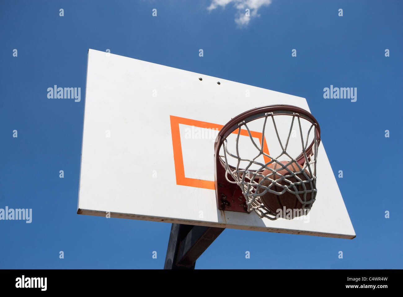 USA, Florida, Miami, Low angle view of basket-ball Basket-ball avec l'intérieur Banque D'Images