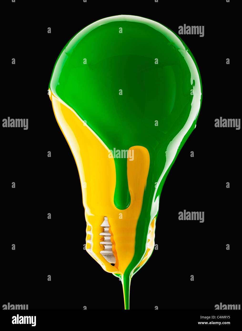 Studio shot of Light bulb recouvert de peinture verte et jaune Banque D'Images