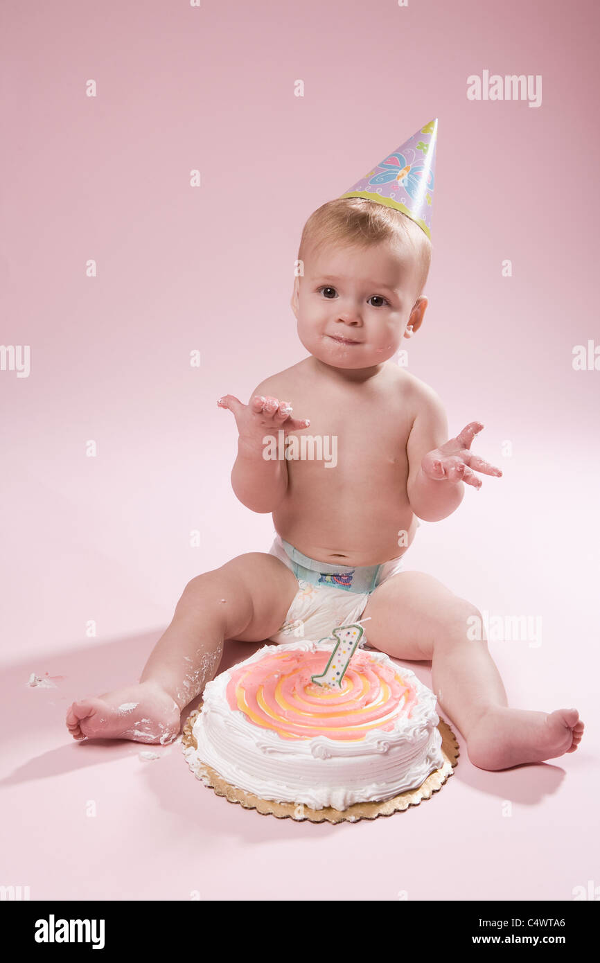 Baby Girl (12-17 mois) avec premier gâteau d'anniversaire Banque D'Images