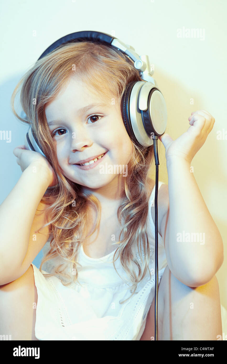 Portrait of Girl (4-5) listening to headphones Banque D'Images