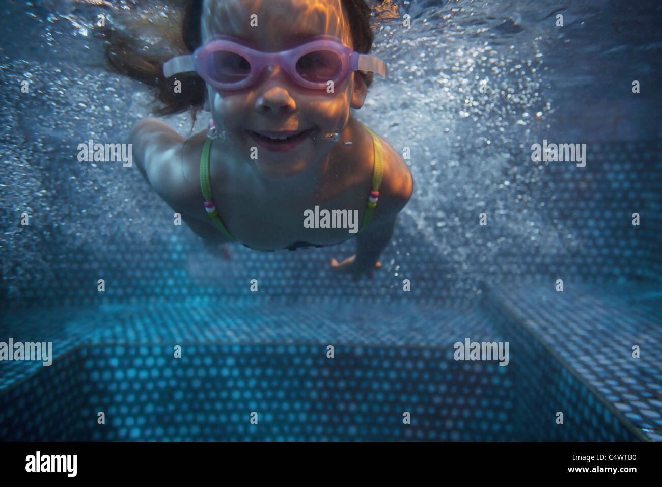 USA,Texas,Texarkana,Portrait of Girl (4-5) swimming underwater Banque D'Images