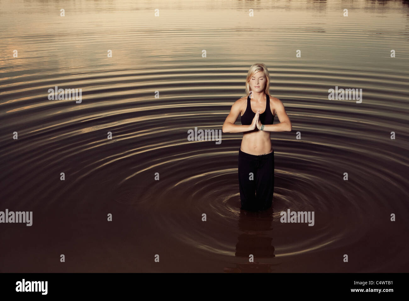 USA,Texas,Texarkana,woman doing yoga dans le lac Banque D'Images